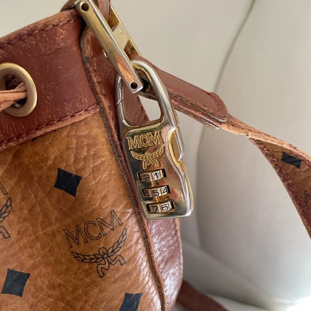 MCM bucket bag 🖤 - Picture 2 of 9